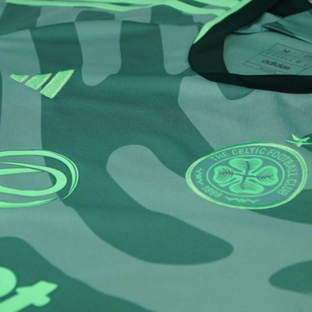 Terceira Camisa do Celtic FC Temporada 2023/24  Inspirada na cena musical de Glasgow, essa camisa apresenta um padrão ondulado e detalhes em verde escuro | Tevo Sports